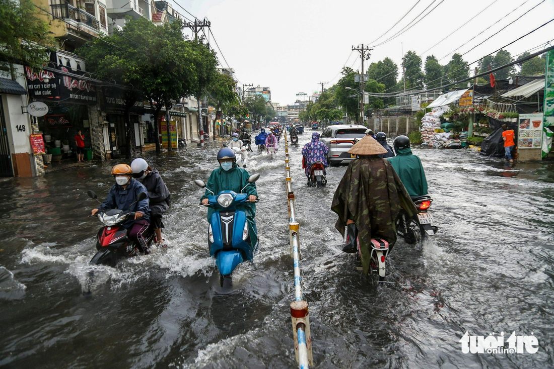 Mưa gây ngập lênh láng khiến nhiều người ngao ngán