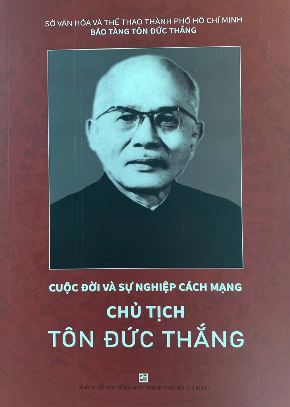 Sách ảnh về Bác Tôn - Ảnh: HOÀI PHƯƠNG