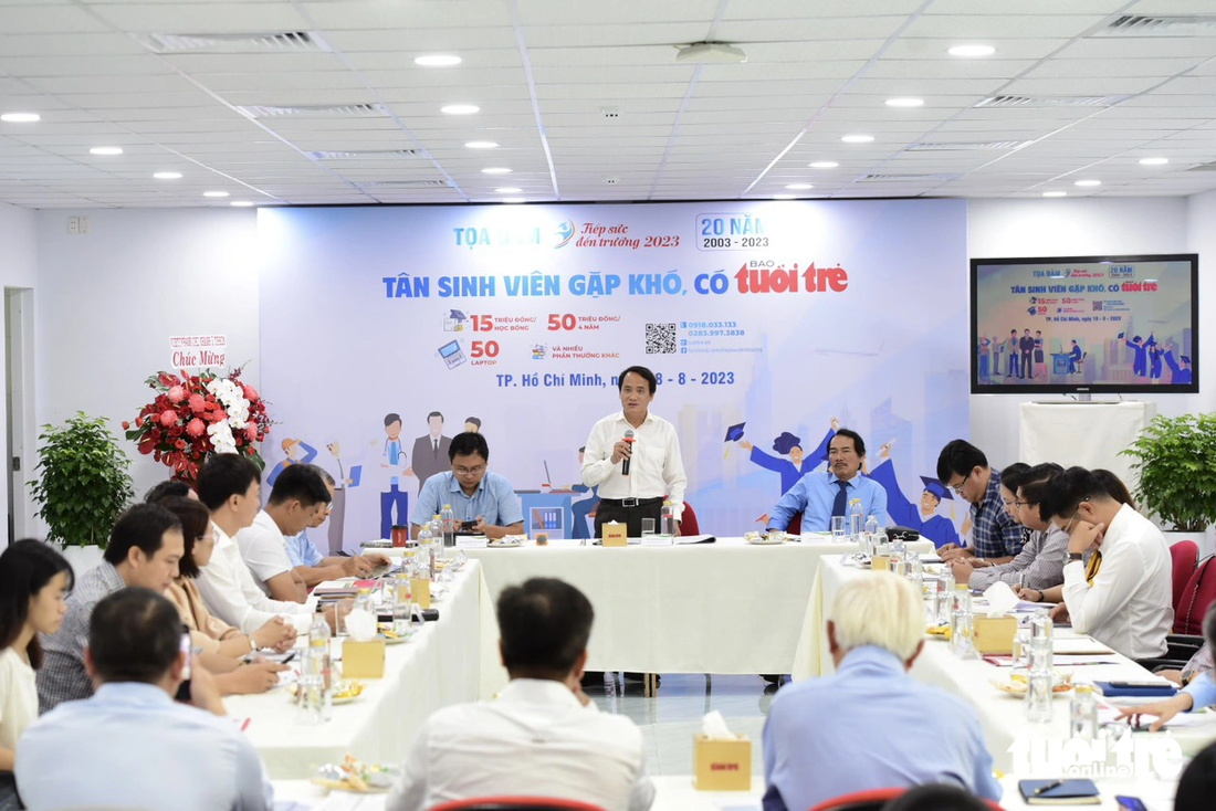 Buổi tọa đàm góp ý cho chương trình học bổng Tiếp sức đến trường của báo Tuổi Trẻ - Ảnh: DUYÊN PHAN