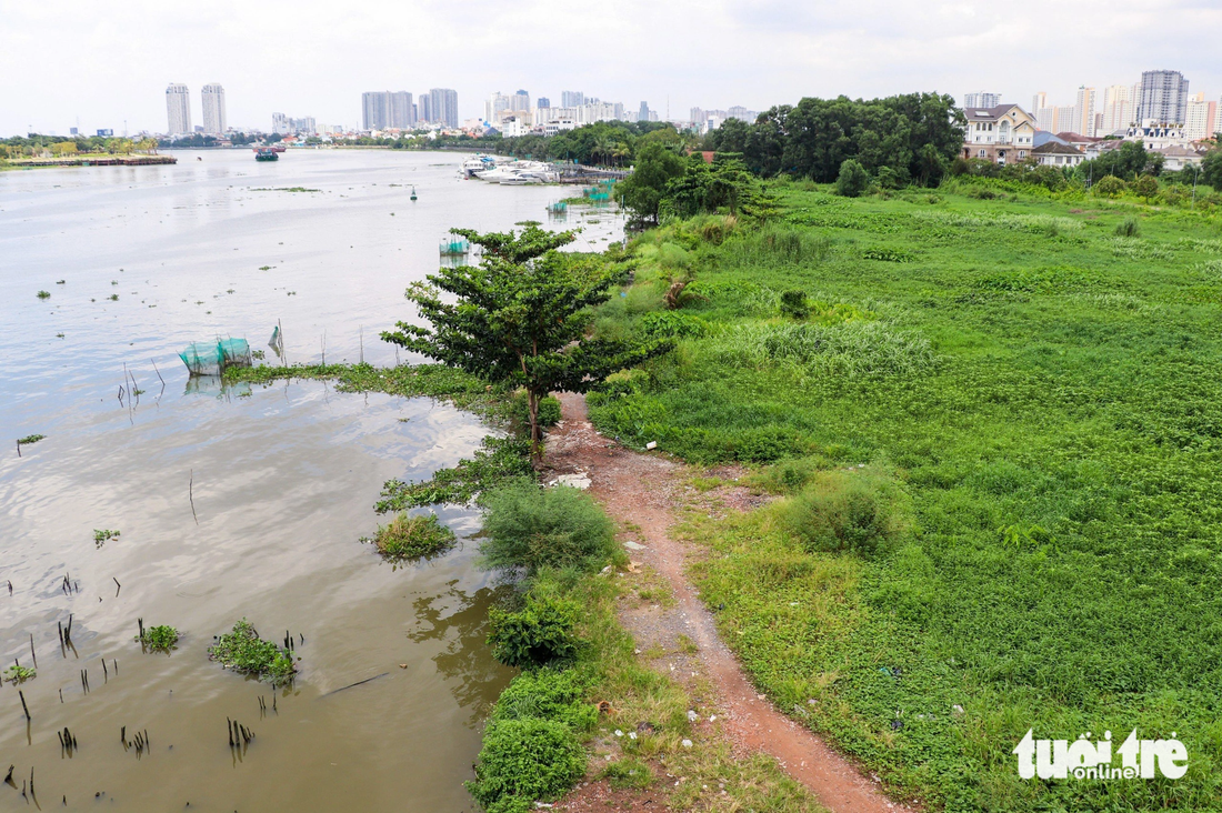 Trong khi phía đối diện là khu vực bờ sông còn hoang hóa. Nơi đây chỉ có một đường mòn nhỏ do người dân đi lại lâu mà hình thành.