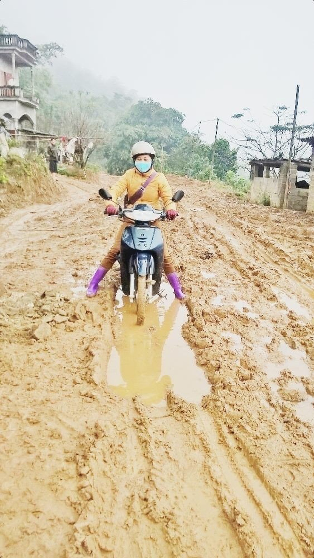 Cô giáo cắm bản Bùi Thị Hồng Vân (Trường tiểu học & THCS Nật Sơn, Kim Bôi, Hòa Bình) đi đến điểm trường - Ảnh: Tác giả cung cấp