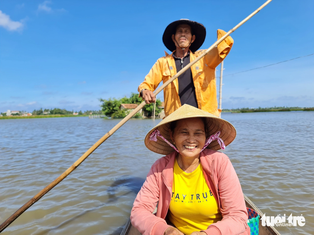 Hai vợ chồng ông Đa gắn bó với chiếc thuyền nhỏ 30 năm