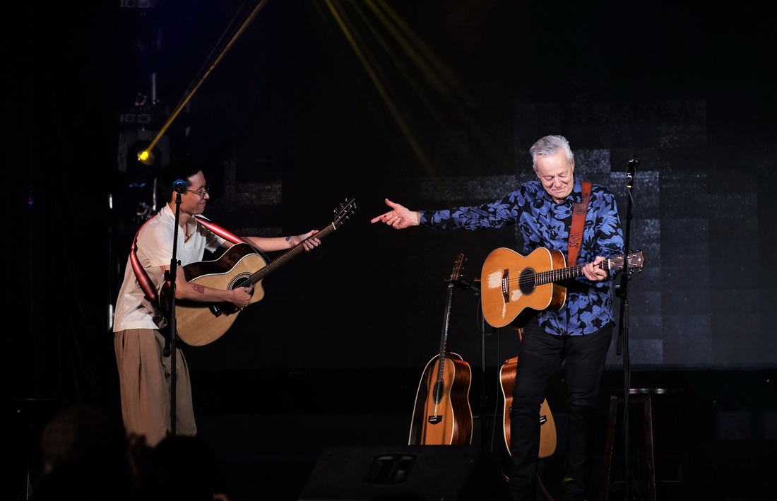 Màn kết hợp đầy cảm xúc của nghệ sĩ trẻ Thắng (nhóm Ngọt) và lão làng Tommy Emmanuel trên sân khấu - Ảnh: HUỲNH VY