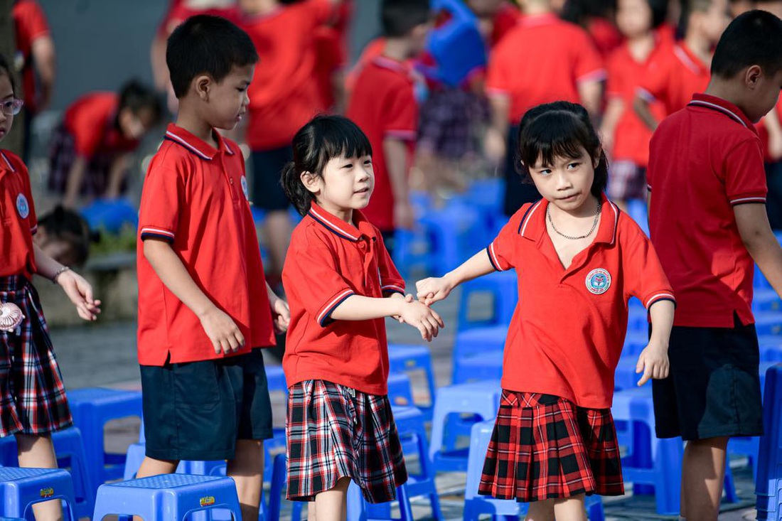 Học sinh lớp 1 Trường tiểu học Nguyễn Du (quận Nam Từ Liêm, Hà Nội) trong buổi tựu trường - Ảnh: NAM TRẦN