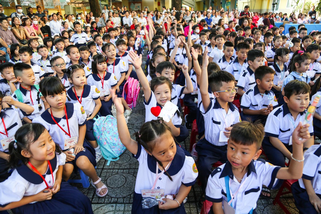 Học sinh hào hứng tham gia trò chơi tại ngôi trường mới - Ảnh: PHƯƠNG QUYÊN