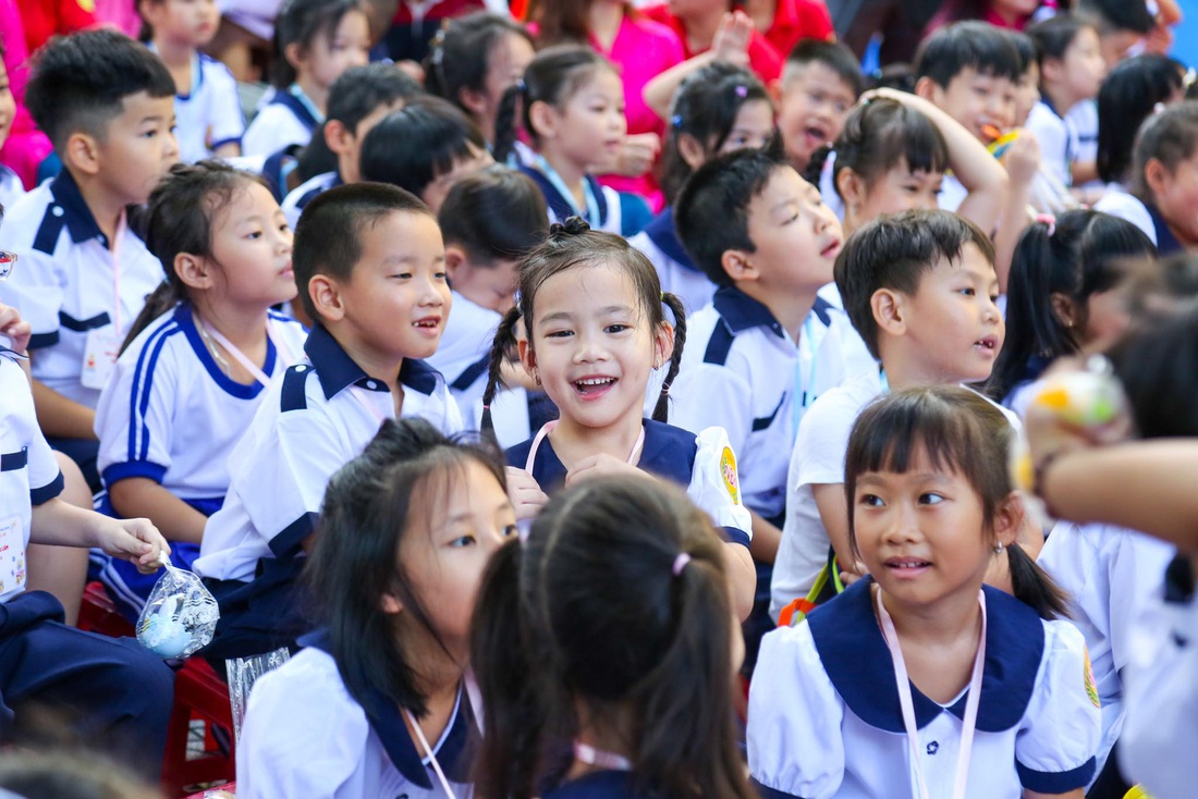 Nụ cười hồn nhiên của các em trong buổi sáng tựu trường đầu tiên - Ảnh: PHƯƠNG QUYÊN