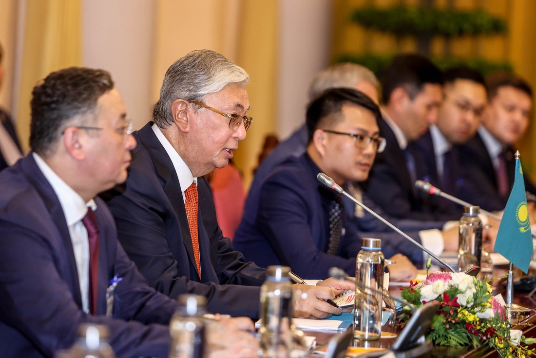 Theo Đại sứ Kazakhstan tại Việt Nam Yerlan Baizhanov, trong chuyến thăm lần này, hai bên sẽ ký kết 10 văn kiện hợp tác. Trong đó đáng chú ý là thỏa thuận về chế độ miễn thị thực cho công dân hai nước. Trong ảnh: Tổng thống Kazakhstan Kassym-Jomart Tokayev phát biểu tại hội đàm - Ảnh: NGUYỄN KHÁNH