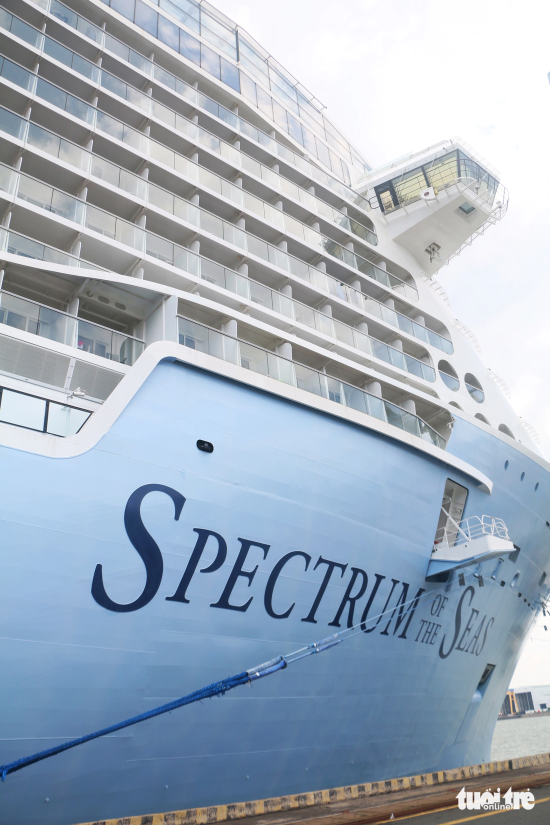 Trong ảnh là phần mũi của Spectrum of the Seas tại bến cảng Phú Mỹ (Bà Rịa - Vũng Tàu) vào sáng 22-8 - Ảnh: THÁI THÁI