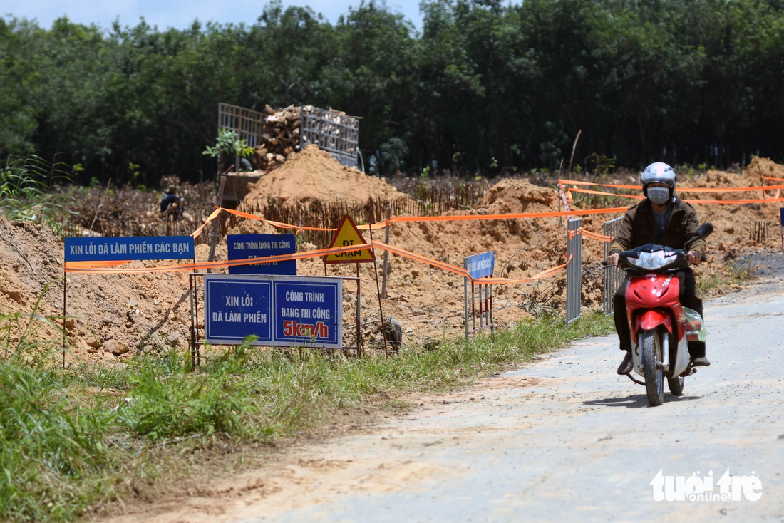 Sau khi cao su được thanh lý, nhà thầu thi công đã tập kết nhiều máy móc, nguyên vật liệu phục vụ thi công dự án khu tái định cư Long Đức. Khu tái định cư này từng kỳ vọng sẽ đáp ứng nhu cầu nhà ở cho gần 3.400 người, tương đương với khoảng 843 hộ dân - Ảnh: A LỘC