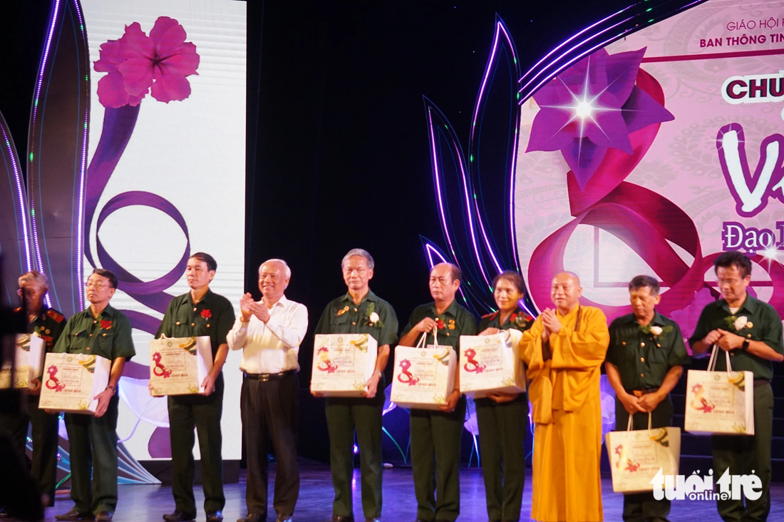 Hòa thượng Thích Gia Quang và ông Uông Chu Lưu - nguyên phó chủ tịch Quốc hội - tặng quà tri ân những người có công với đất nước - Ảnh: T.ĐIỂU