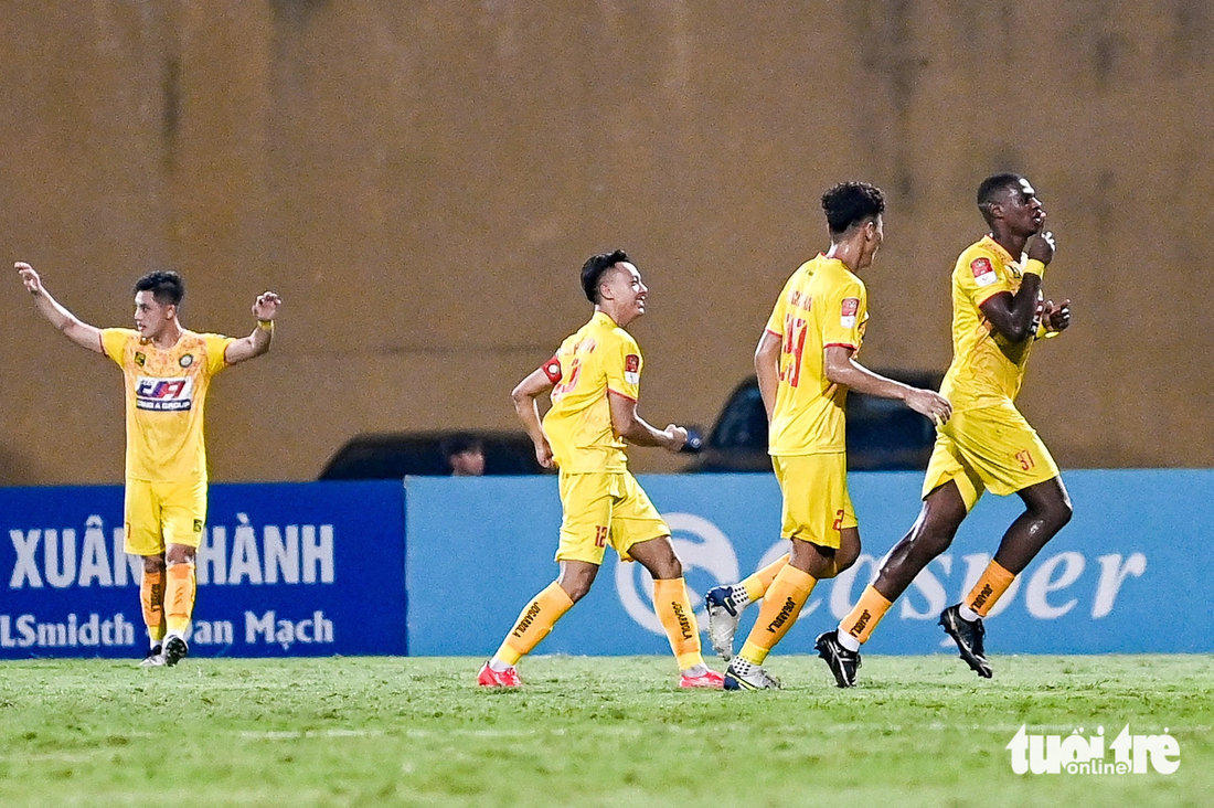 Không chỉ vậy, họ còn để cho Thanh Hóa có bàn gỡ 1-1