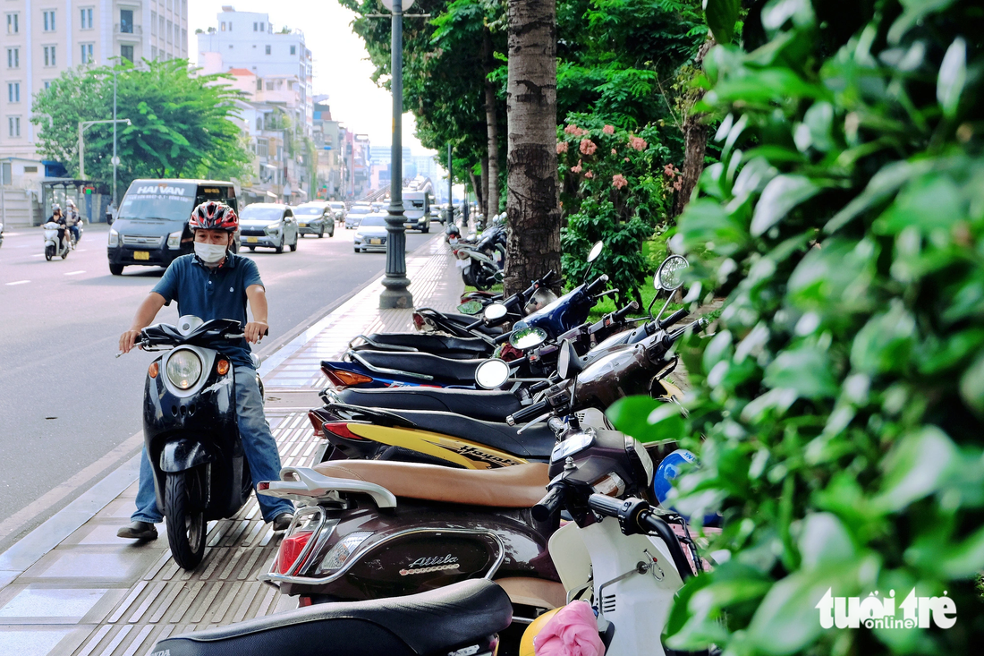 Ghi nhận chiều 27-8, công viên Hoàng Văn Thụ có một bãi giữ xe do người buôn bán nước giải khát lập ra trên đường Phan Thúc Duyện (quận Tân Bình). Song phần lớn người dân vẫn lựa chọn đậu xe trên vỉa hè