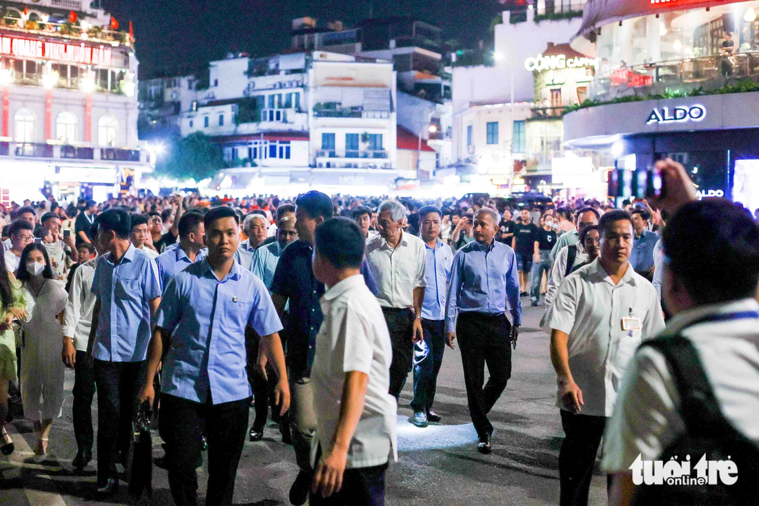 Đúng 9h tối, Thủ tướng Lý Hiển Long và các quan chức Singapore có mặt tại hồ Gươm - Ảnh: NGUYỄN KHÁNH