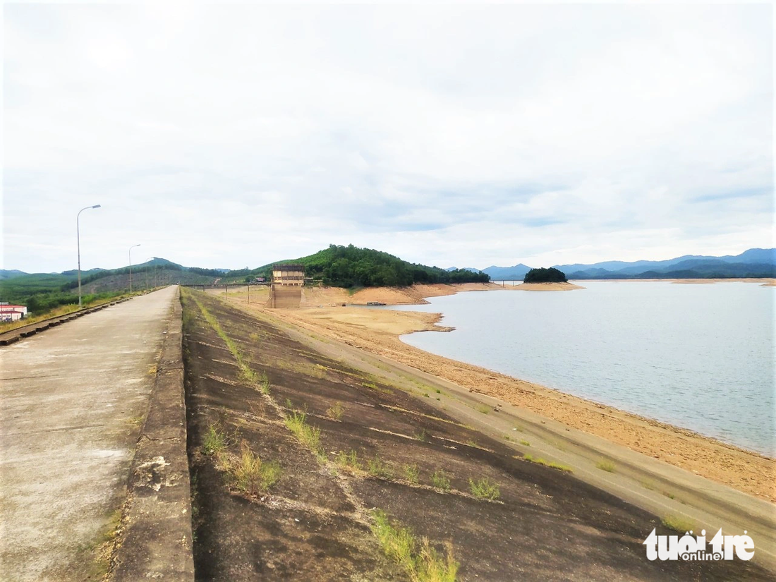 Thời gian qua đơn vị này thông báo cho người dân chủ động lấy nước dự trữ để tránh tình trạng không có nước sạch dùng vào một số ngày nhà máy &quot;cắt&quot; nước - Ảnh: LÊ MINH