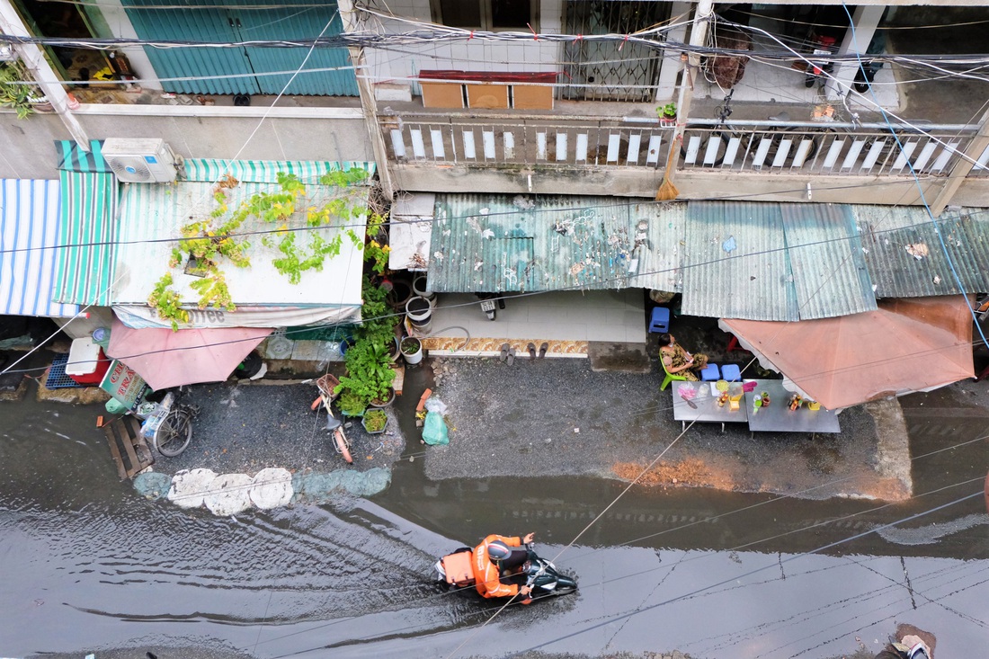 Một số hộ dân tại tầng trệt chung cư Ấn Quang đổ cát đá trước nhà làm đường đi, chỗ đậu xe và phòng nước tràn vào nhà