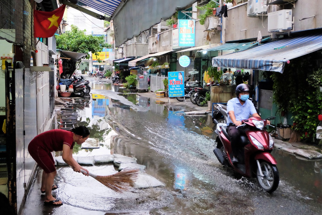 Người dân tại tầng trệt chung cư Ấn Quang liên tục quét nước trước cửa nhà