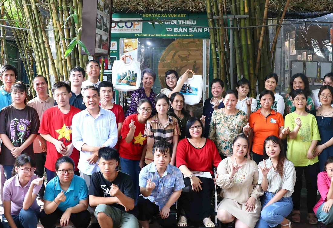 Hai phu nhân cùng cho rằng &quot;hành trình lớn bắt đầu từ những bước chân nhỏ&quot; và những người thợ thủ công tại Vụn Art chính là những người đã tạo ra nguồn cảm hứng, tạo động lực lớn cho nhiều người trong xã hội - Ảnh: TTXVN