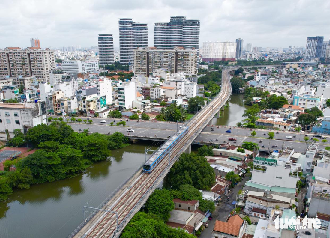 Tàu metro số 1 chạy ngang đường Điện Biên Phủ sáng 29-8 - Ảnh: QUANG ĐỊNH