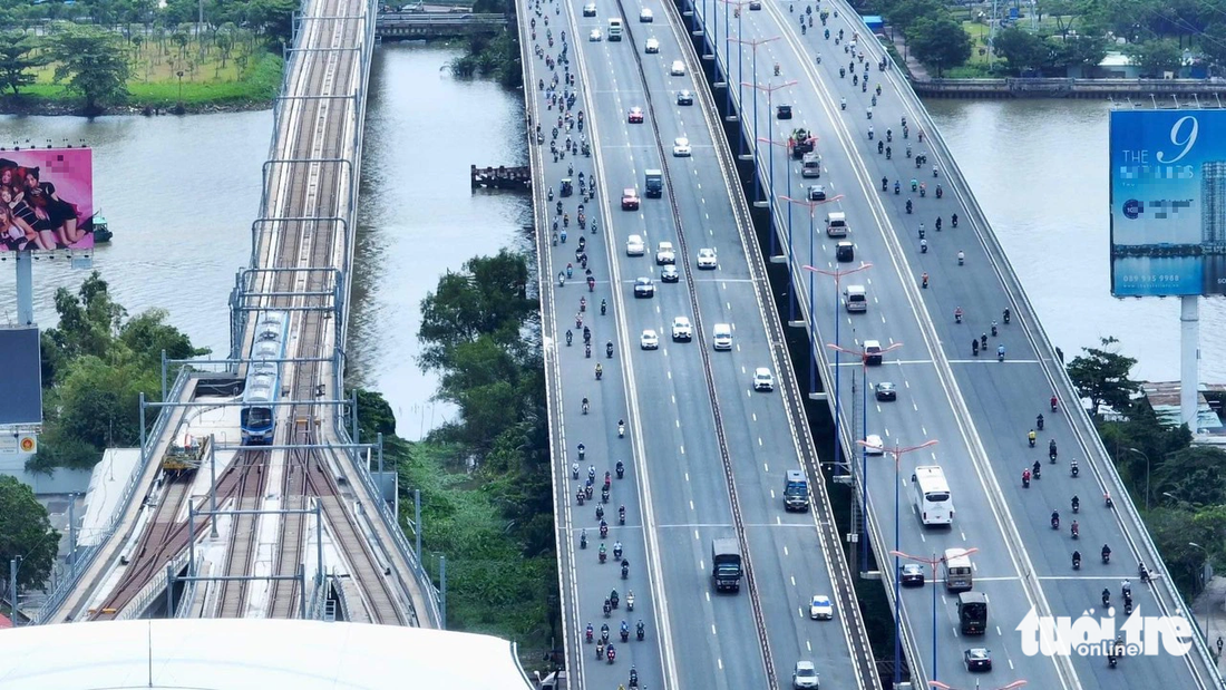 Tàu Metro số 1 chạy thủ nghiệm khu vực cầu Sài Gòn (TP. Thủ Đức, TP.HCM) - Ảnh: HÀ VIỄN PHƯƠNG