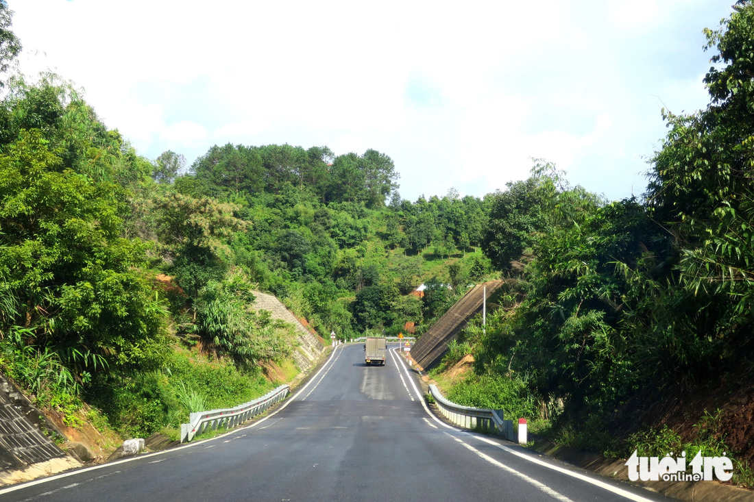 Đèo Măng Đen được làm mới dài 12km, là đường tránh, không đi vào thị trấn Đăk Rve (huyện Kon Rẫy) như đường đèo cũ, mà đi thẳng hết quốc lộ 24 đến TP Kon Tum - Ảnh: T.T.D.