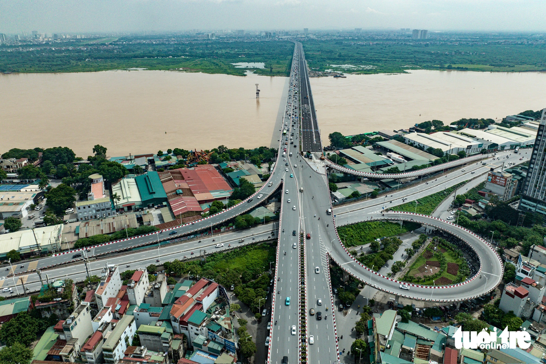 Toàn cảnh cầu Vĩnh Tuy 1, 2 nhìn từ trên cao - Ảnh: NAM TRẦN