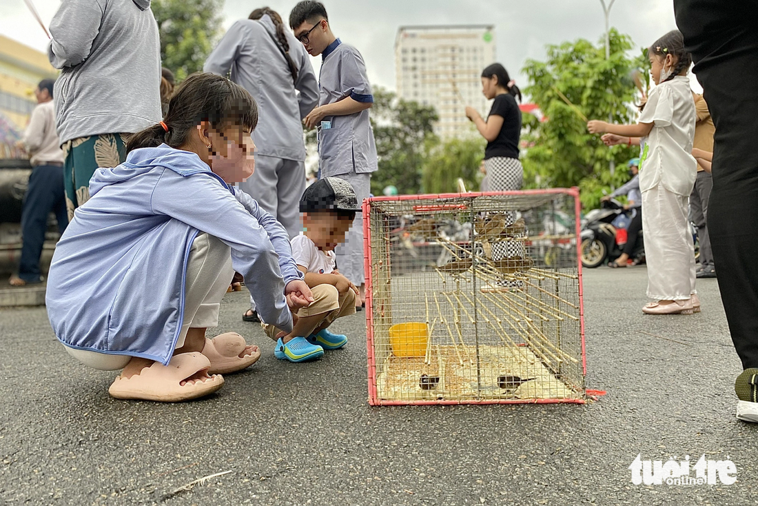 Nhiều trẻ đi cùng cha mẹ cũng không hiểu phóng sinh... để làm gì - Ảnh: TIẾN QUỐC