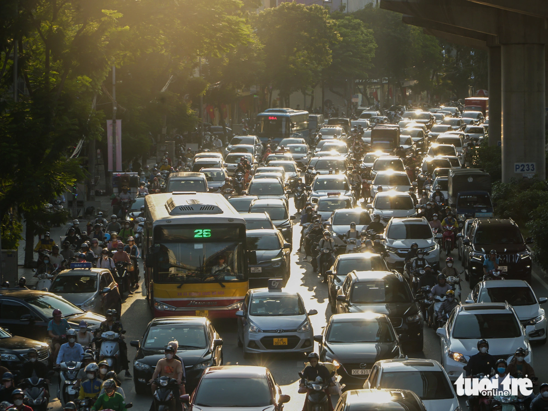 Đường Hồ Tùng Mậu (Cầu Giấy, Hà Nội) ùn tắc kéo dài - Ảnh: PHẠM TUẤN