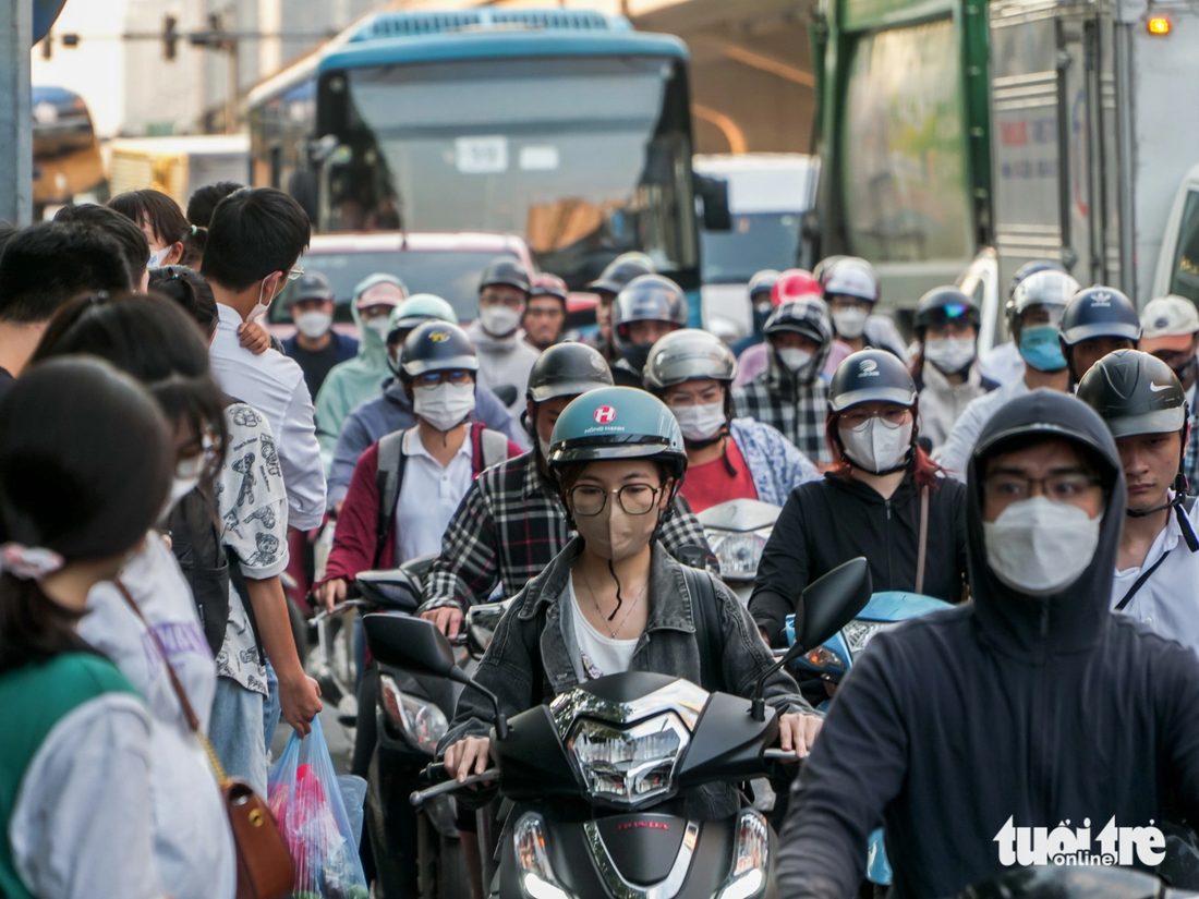 Giao thông trên đường Khuất Duy Tiến, Thanh Xuân, Hà Nội - Ảnh: PHẠM TUẤN