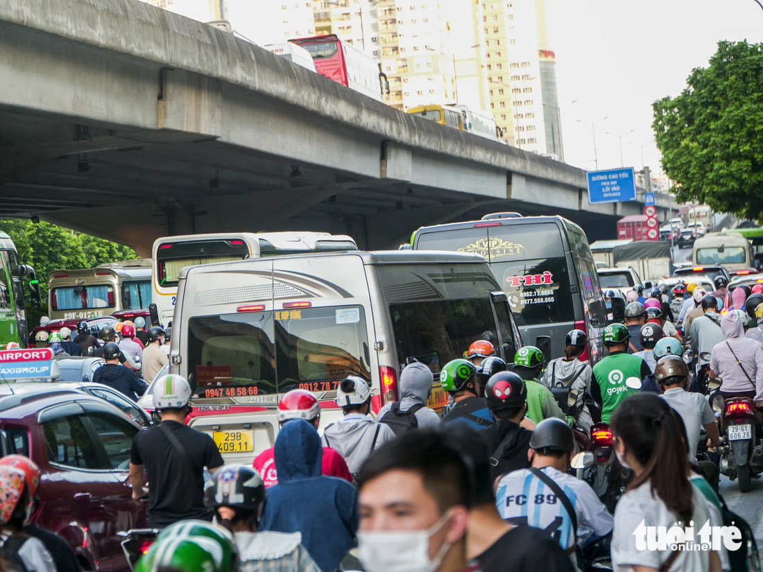 Lối lên vành đai 3 trên cao chi chít xe cộ, ùn tắc kéo dài - Ảnh: PHẠM TUẤN