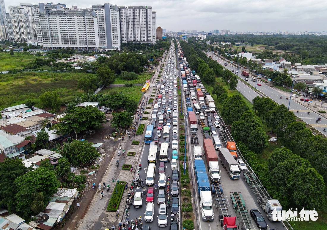 Dù chưa vào ngày nghỉ lễ chính thức nhưng xe cộ đã &quot;chật như nêm&quot; trên đường Mai Chí Thọ (đoạn gần nút giao An Phú) - Ảnh: CHÂU TUẤN