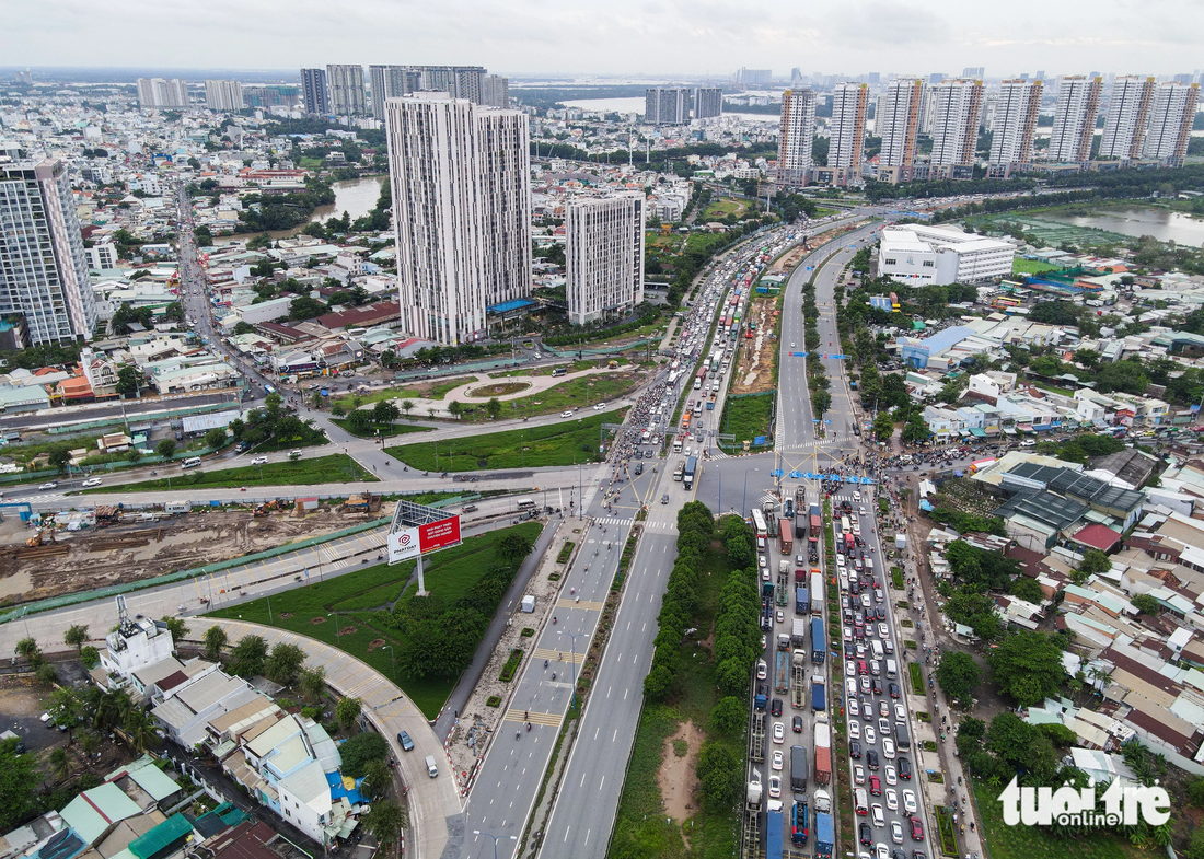 Xe cộ từ nhiều hướng đổ dồn về nút giao An Phú khiến tình trạng giao thông &quot;căng thẳng&quot; trước ngày nghỉ lễ - Ảnh: CHÂU TUẤN