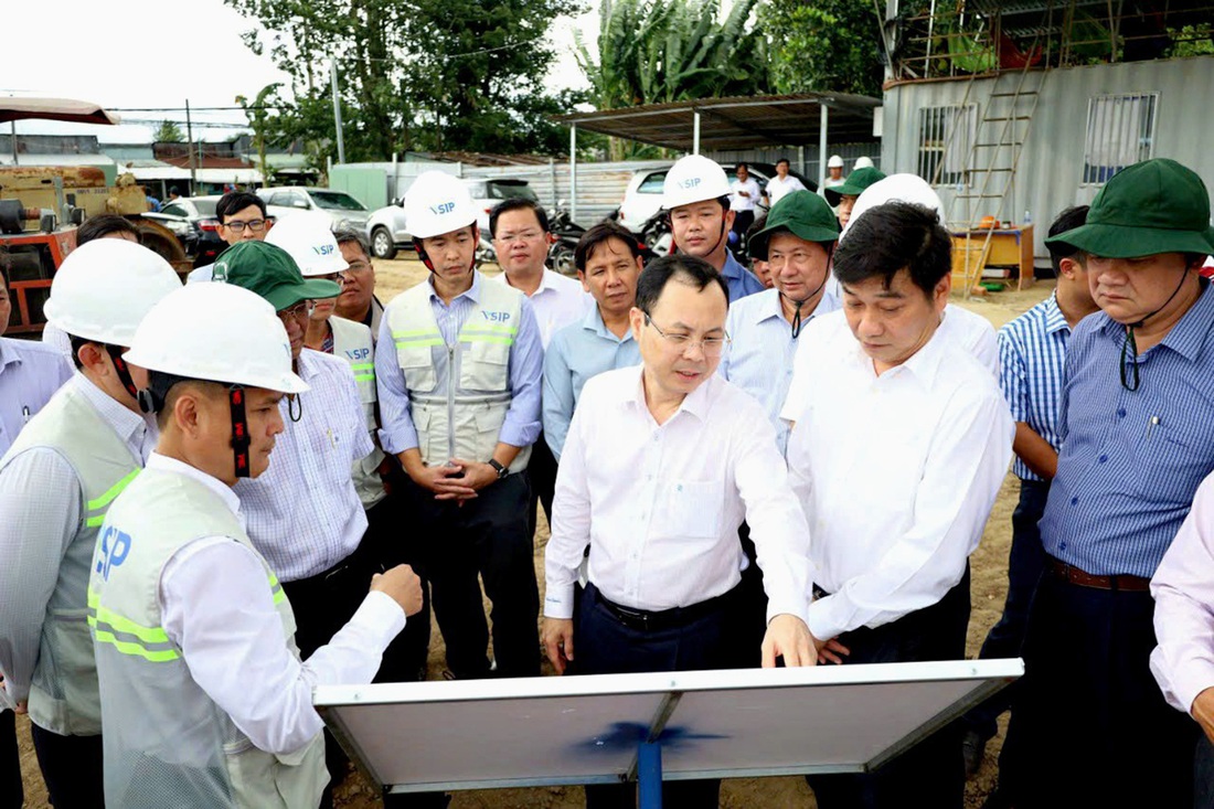 Ông Nguyễn Văn Hiếu, bí thư Thành ủy Cần Thơ, kiểm tra công tác giải phóng mặt bằng Khu công nghiệp VSIP Cần Thơ - Ảnh: TRUNG PHẠM