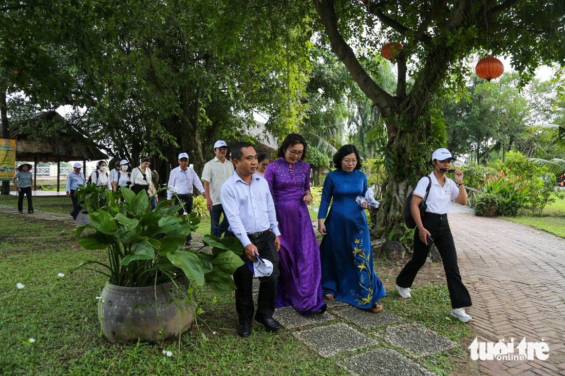 Xuất phát từ Bến Bạch Đằng, chỉ sau 45 phút cho quãng đường 10km, buýt đường sông đưa du khách đến Khu du lịch Bình Quới, quận Bình Thạnh - Ảnh: PHƯƠNG QUYÊN