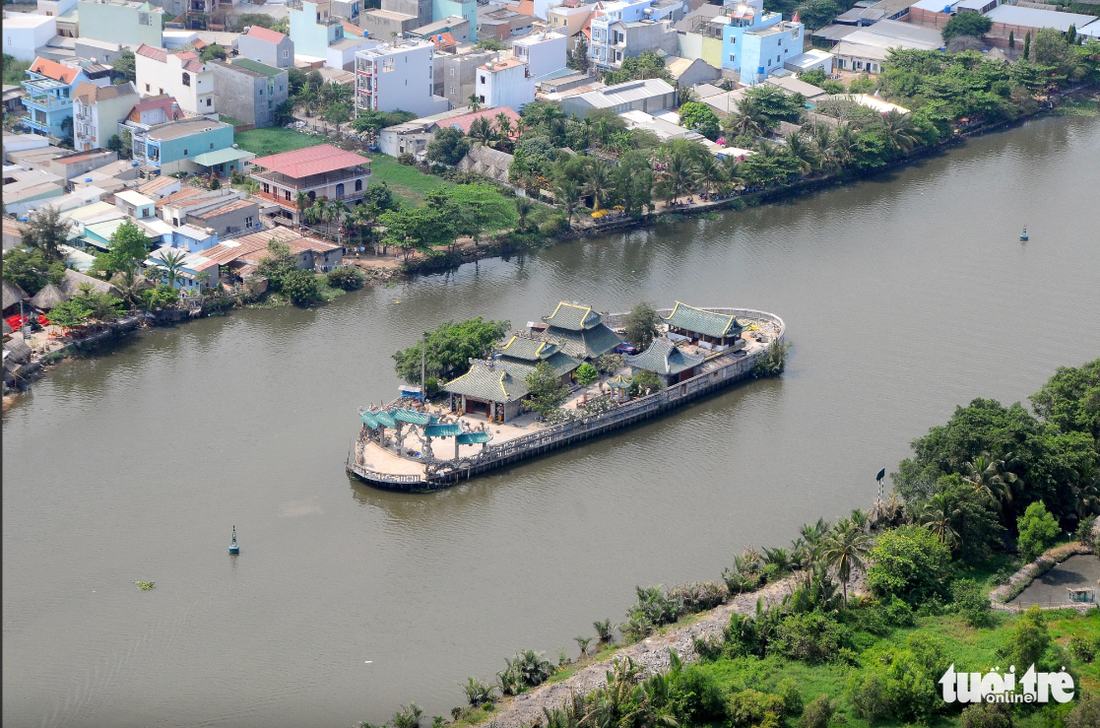 Bốn bề sông nước vây quanh miếu nổi Phù Châu - Ảnh: T.T.D