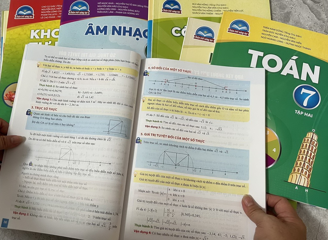 Từ nay đến ngày 20-12-2023, Bộ GD-ĐT lấy ý kiến về việc giao quyền chọn sách giáo khoa cho các trường - Ảnh: MINH ANH