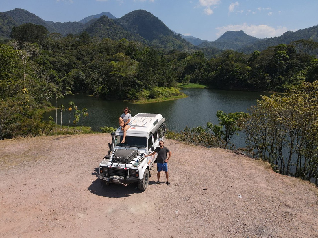 Chiếc Land Rover Defender đã được độ thành nhà di động để trở thành nơi ăn - ngủ khi cần thiết - Ảnh: NICOLAS CHAZEE