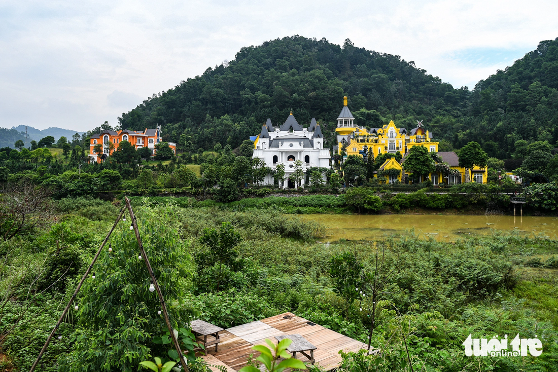 Nhiều công trình vi phạm đã có kết luận nhưng hiện vẫn chưa bị cưỡng chế, thậm chí còn được hoàn thiện khang trang, hầm hố hơn - Ảnh: NAM TRẦN