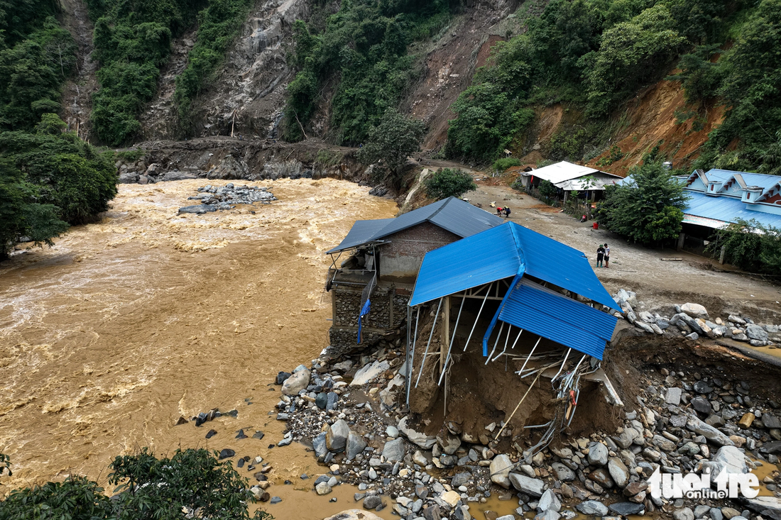 Tại đây, khoảng 10 ngôi nhà đã bị cuốn trôi toàn bộ, để lại cảnh hoang tàn - Ảnh: NAM TRẦN