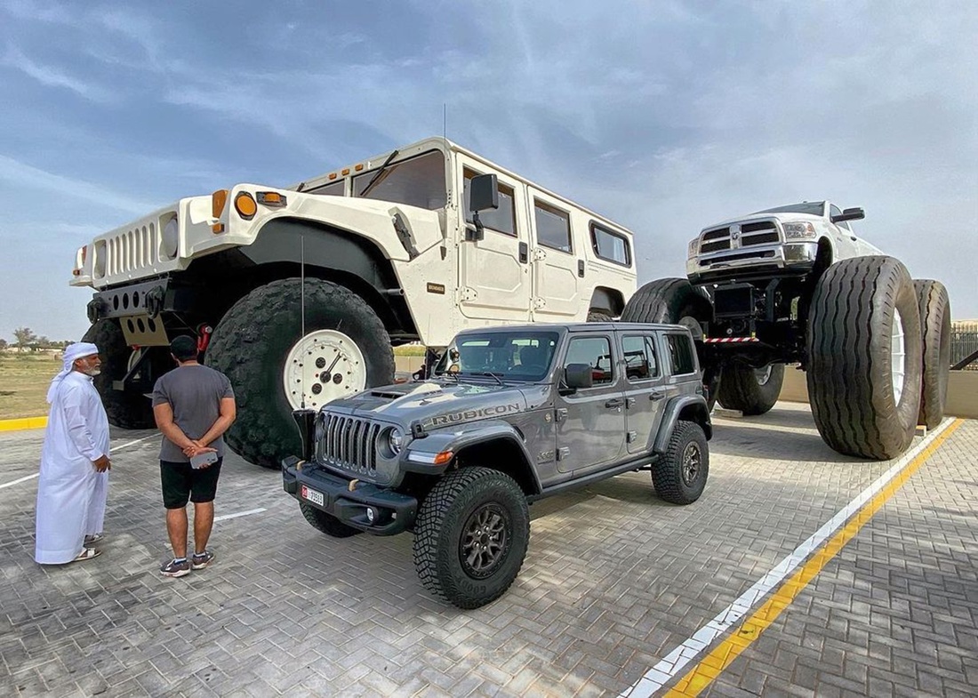 Ngoài Hummer khổng lồ, Rainbow Sheikh còn sở hữu khoảng 3.000 phương tiện di chuyển khác nhau. Rất nhiều trong số đó là những &quot;quái vật&quot; thực thụ với thân hình đồ sộ, mà Hummer là tiêu biểu. Ngoài Offroad Museum, tỉ phú Trung Đông này còn nhiều xe ở Bảo tàng Emirates National Auto Museum, có thể kể đến chiếc caravan lớn nhất thế giới với 8 phòng ngủ và nặng 122 tấn - Ảnh: Autoevolution