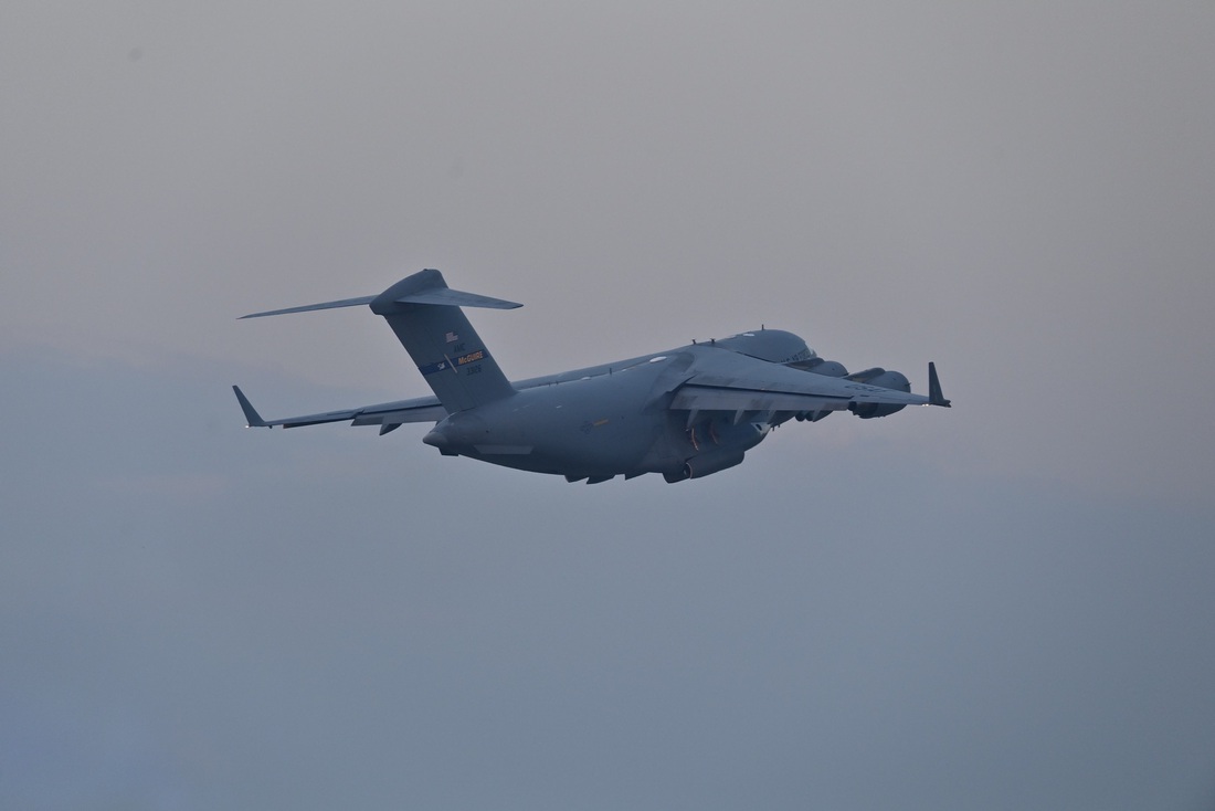 Dự kiến trong những ngày tới, sẽ có thêm nhiều &quot;ngựa thồ&quot; C-17 đến Hà Nội để chuẩn bị cho chuyến thăm của Tổng thống Mỹ Joe Biden - Ảnh: QUANG MINH