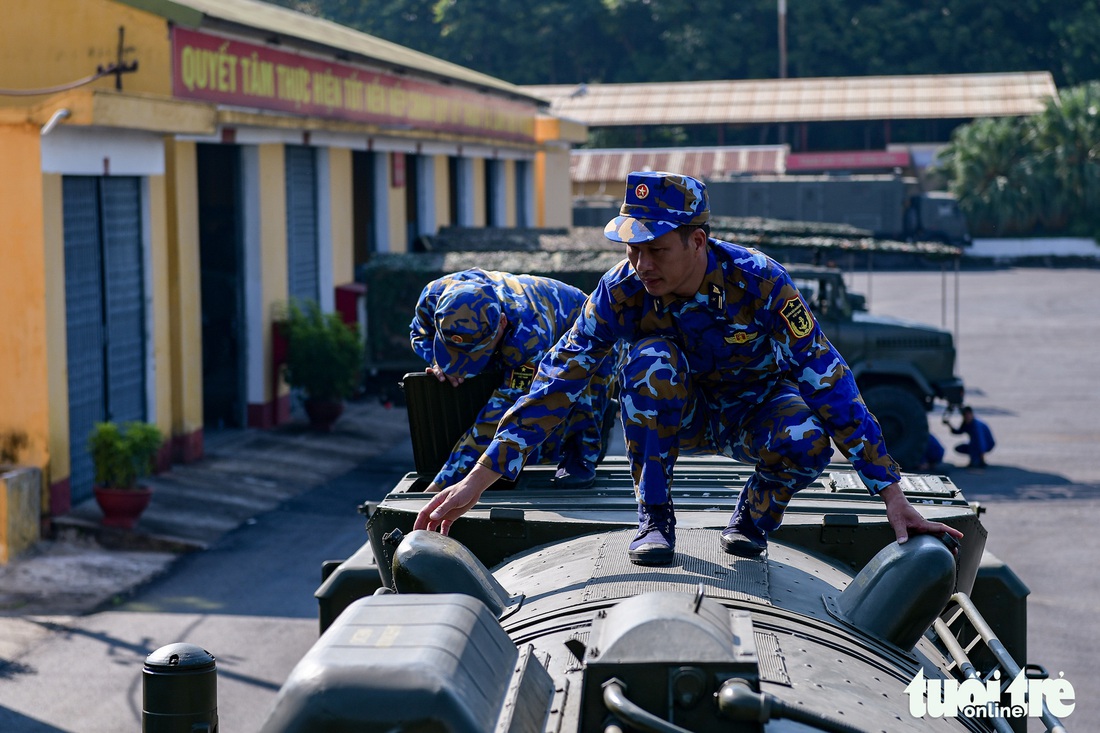 Trắc thủ trong kíp chiến đấu đang thực hành kiểm tra tình trạng vũ khí trang bị - Ảnh: NAM TRẦN