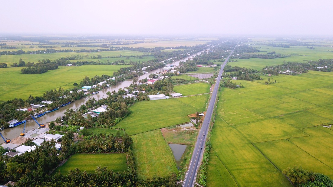 Bạc  Liêu gặp bất lợi về mặt hạ tầng giao thông khi đường cao tốc Chính phủ đang đầu tư chỉ đi qua địa bàn tỉnh có 7km. Trong ảnh: Quốc lộ Quản Lộ - Phụng Hiệp qua địa bàn tỉnh Bạc Liêu - Ảnh: CHÍ QUỐC 