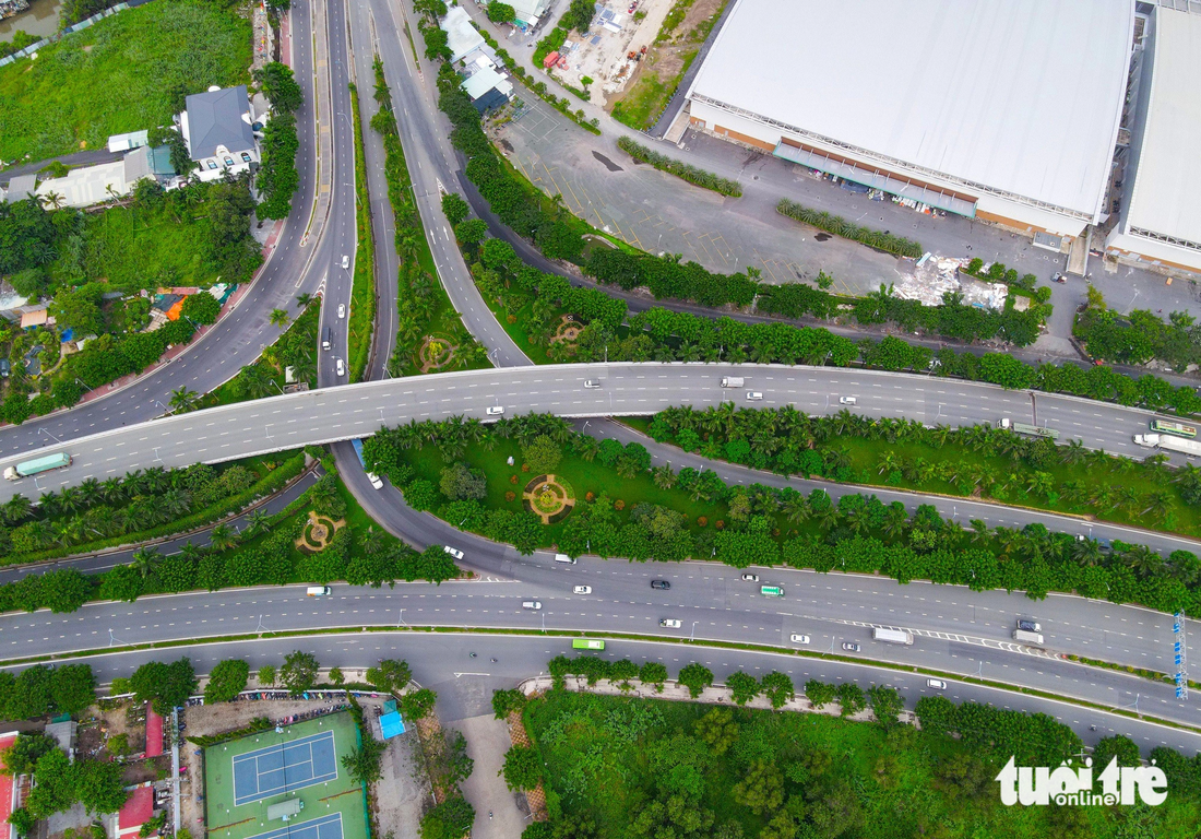 Đường Nguyễn Văn Linh dài 17,8km, nối từ quận 7 đến quốc lộ 1 (đoạn đi qua huyện Bình Chánh), kết nối với đường dẫn cao tốc TP.HCM - Trung Lương. Đây là đại lộ được quy hoạch lộ giới 120m, 10 làn xe, được xem là một trong những con đường có cảnh quan đẹp của TP.