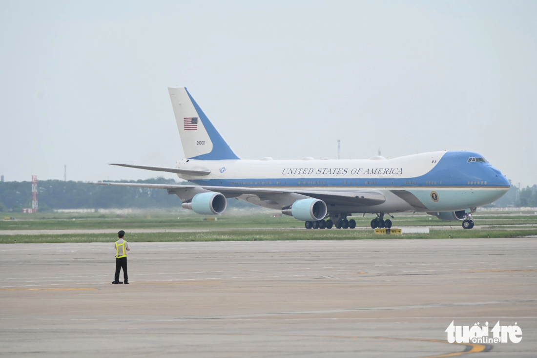 Chuyên cơ Không lực 1 (Air Force One) hạ cánh xuống sân bay Nội Bài chiều 10-9 - Ảnh: HỒNG QUANG