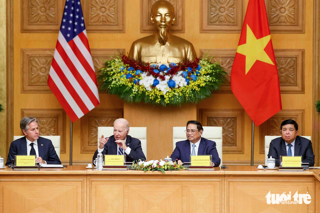 Tổng thống Mỹ Joe Biden cùng với Thủ tướng Phạm Minh Chính dự Hội nghị Cấp cao Việt Nam - Mỹ về đầu tư và đổi mới sáng tạo tại Văn phòng Chính phủ. Tổng thống Joe Biden khẳng định Mỹ sẽ hợp tác và hỗ trợ Việt Nam để nắm bắt được hết các cơ hội tiềm năng; đề nghị Việt Nam nói chung, doanh nghiệp Việt Nam nói riêng, tiếp tục hợp tác chặt chẽ, nhất là trong các lĩnh vực như khoa học - công nghệ, đổi mới sáng tạo, công nghiệp bán dẫn, điện toán đám mây, chuyển đổi xanh, chống biến đổi khí hậu, đào tạo nguồn nhân lực; đặc biệt là củng cố chuỗi cung ứng khu vực và toàn cầu - Ảnh: NGUYỄN KHÁNH