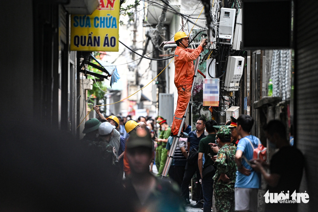 Hơn 10h ngày 13-9, một số hộ dân quanh khu vực đã được khôi phục điện để sử dụng - Ảnh: HỒNG QUANG