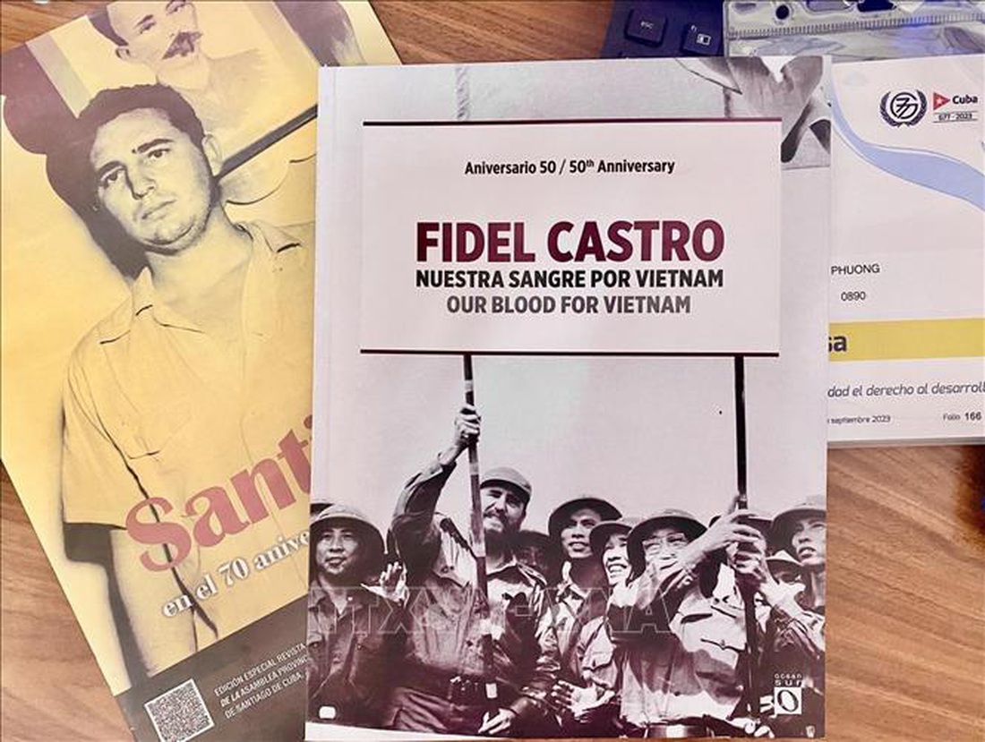 Hãng Thông tấn Prensa Latina trân trọng giới thiệu tới độc giả cuốn sách &quot;Fidel Castro - Vì Việt Nam, nguyện hiến dâng cả máu! (Fidel Castro - Nuestra Sangre Por Vietnam)&quot; - Ảnh: TTXVN