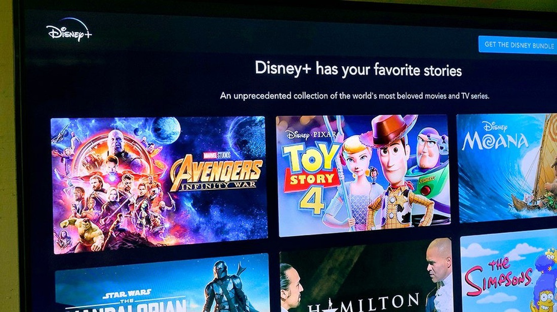 Disney+ bỏ nhiều tiền để cạnh tranh Netflix - Ảnh: AP