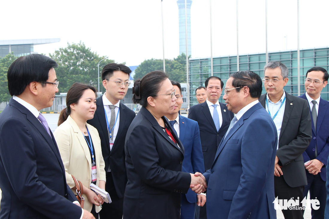 Bà Hy Tuệ, công sứ Đại sứ quán Trung Quốc tại Việt Nam ra tiễn Thủ tướng Phạm Minh Chính - Ảnh: DUY LINH