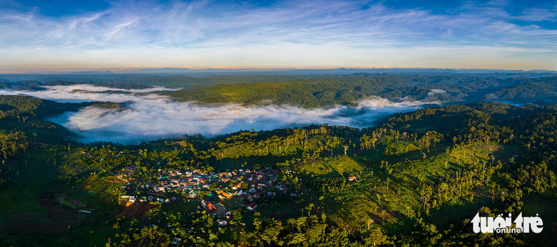 Biển mây trắng xuống thung, bao quanh là màu xanh ngát của rừng nguyên sinh, những mái nhà ngói đỏ nhỏ xinh dưới bình minh ngày mới nơi &quot;cổng trời&quot; An Toàn - Ảnh: DŨNG NHÂN